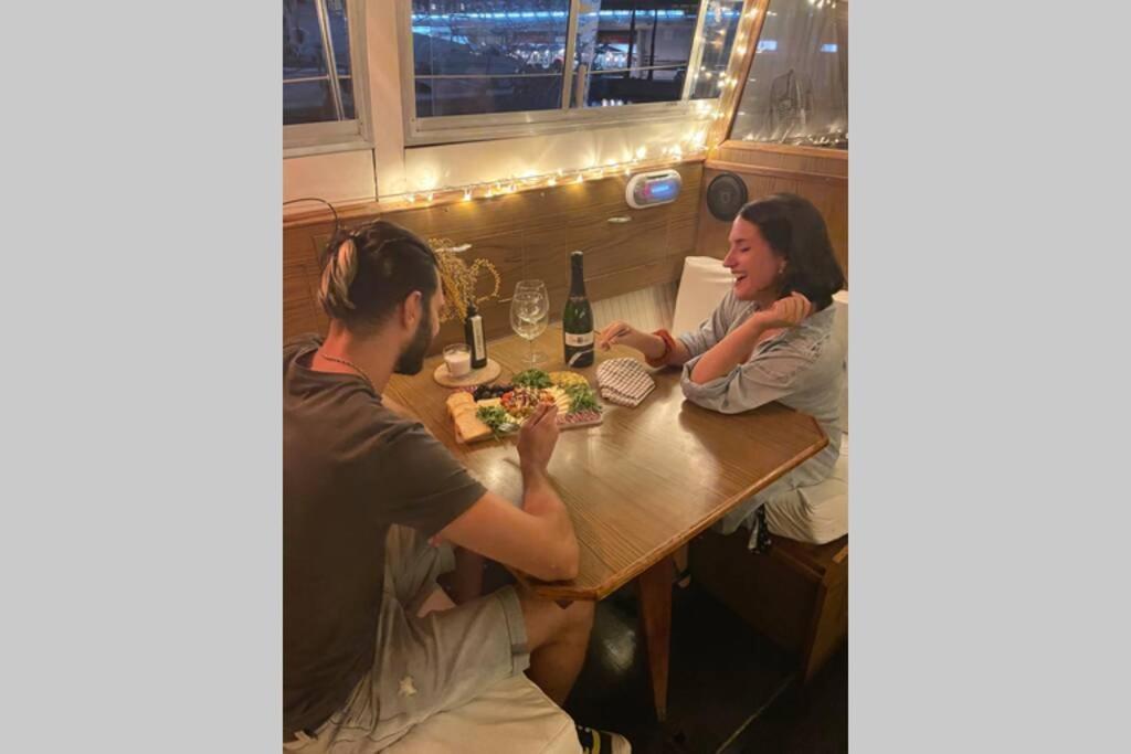 圣阿德里安-德贝索斯 Beautiful 70S Vintage Yacht Boat In Barcelona酒店 外观 照片