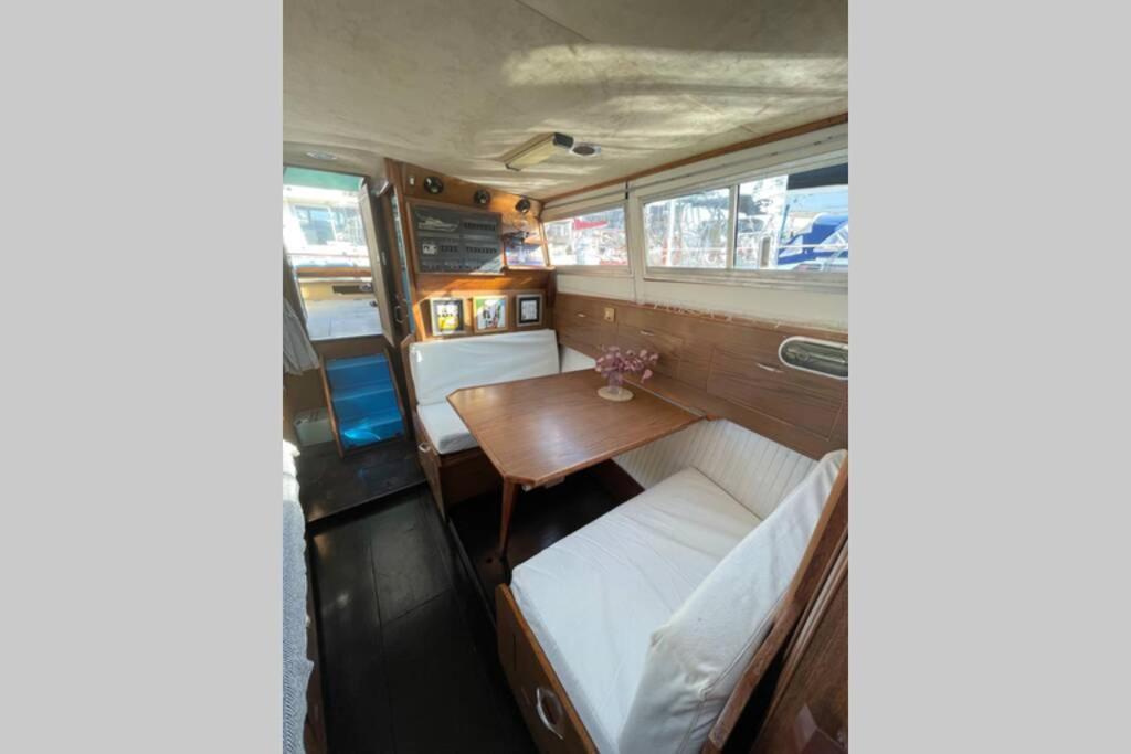 圣阿德里安-德贝索斯 Beautiful 70S Vintage Yacht Boat In Barcelona酒店 外观 照片