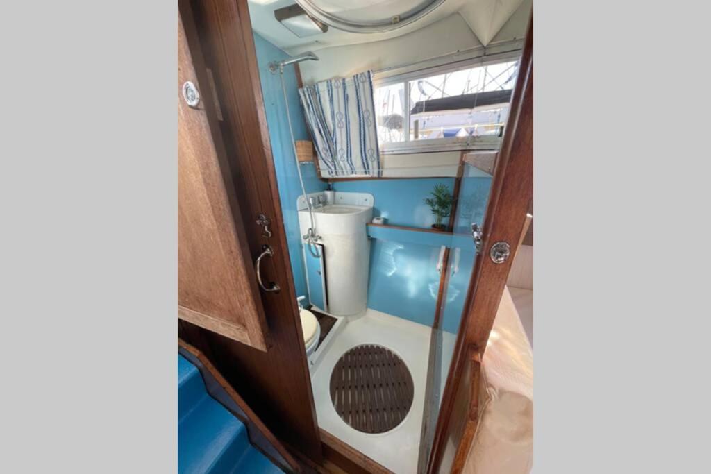 圣阿德里安-德贝索斯 Beautiful 70S Vintage Yacht Boat In Barcelona酒店 外观 照片